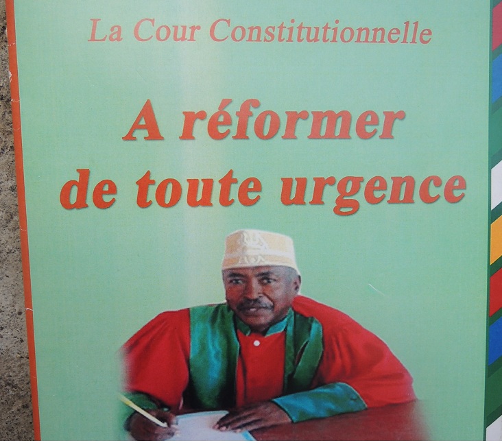 image Publication d’un livre choc par Antoy Abdou La cour constitutionnelle « mérite d’être dissoute »